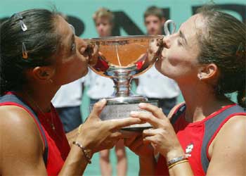 Virginia Ruano, derecha, y Paola Suarez besan el trofeo parisino tras ganar a la pareja rusa  Kuznetsova- Likhovtseva.