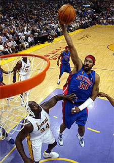 El jugador de los Pistons, Rasheed Wallace, intenta encestar ante Shaquille O'Neal.