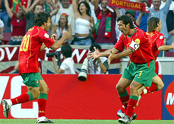 Figo (dcha.) y Deco festejan el primer gol de Portugal ante Rusia.