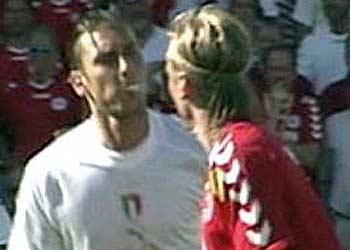 Instante en que Totti escupe a Poulsen.