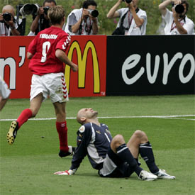 Tomasson celebra, ante el portero búlgaro, el primer gol de Dinamarca.