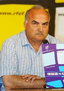 Iñaki Sáez, con aspecto serio, durante la rueda de prensa.