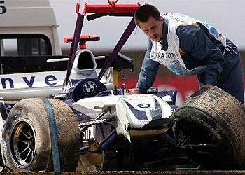  ACCIDENTE . Así ha quedado el monoplaza de Juan Pablo Montoya tras una espectacular salida de pista.