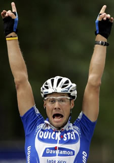 Boonen venció en la línea de meta de Chartres al australiano O'Grady y al alémán Erik Zabel