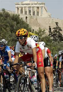 Joane Somarriba,  en primer plano, durante la prueba de ciclismo de fondo femenina disputada esta tarde en Atenas.