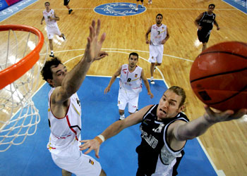 El neocelandés Dillon Boucher trata de superar a Jorge Garbajosa.