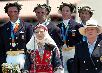 El equipo español de doma por equipos, junto a la Infanta Pilar de Borbón.