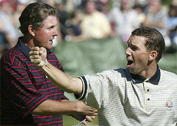Sergio García celebra su triunfo en el partido que le ha enfrentado al estadounidense Phil Mickelson.