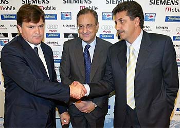 Camacho le da el relevo a García Remón en presencia de Florentino Pérez.