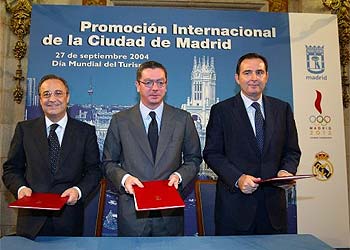 Florentino Pérez, Alberto Ruiz Gallardón y Feliciano Mayoral firman el convenio.