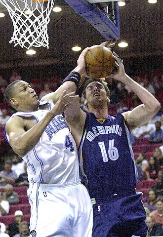 Pau Gasol intenta entrar a canasta ante el bloqueo de Tony Battie.