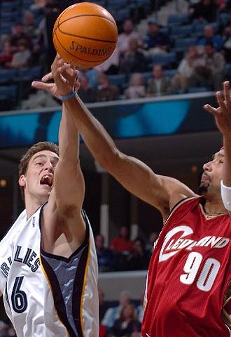 Gasol lucha por el rebote con Drew Gooden.