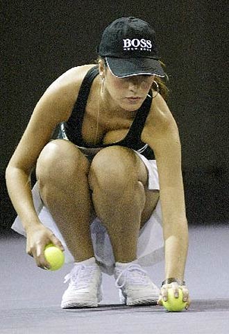 Una modelo, durante el partido de ayer de Costa.