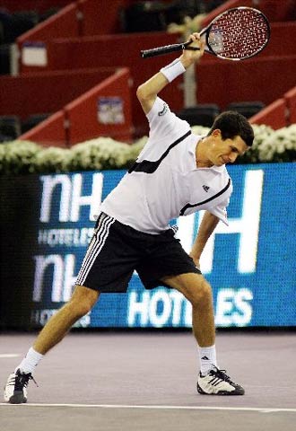 Henman lanza la raqueta contra la pista en señal de desesperación.