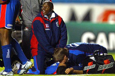 Un médico realiza la respiración boca a boca a Serginho.