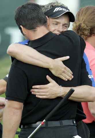 Paul Casey, izquierda, y Luke Donald se abrazan después de alzarse con el triunfo en la Copa del Mundo, celebrada en Sevilla.