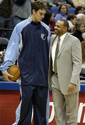 Gasol conversa con el nuevo entrenador de los Grizzlies, Lionel Hollins, antes del partido contra Minnesota.