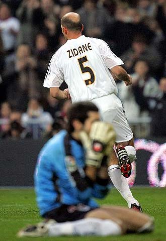 Zidane celebra el gol de penalti ante la desilusión de Riesgo.