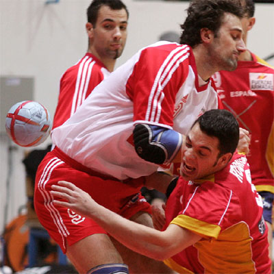 Rodriguez intenta detener al croata Vori en un momento del partido.