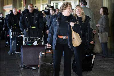 Miembros del COI, a su llegada al aeropuerto de Barajas.