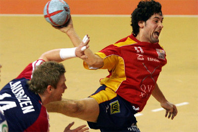 Demetrio Lozano dispara a puerta en presencia del noruego Laurizen.