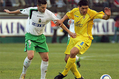 Román Riquelme contola la pelota ante la oposición del brasileño Argélico Fucks, en El Madrigal.