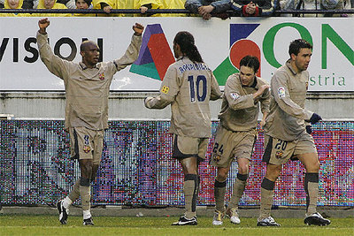 El delantero camerunés celebra su tanto con Ronaldinho esta tarde en el estadio El Sadar de Pamplona.