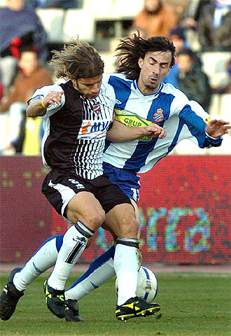 El centrocampista del Levante Alberto Rivera lucha por el balón con el jugador del Espanyol Amavisca.