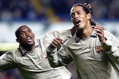 Samuel Eto'o celebra con Ronaldinho uno de los goles del FC Barcelona ante el Chelsea.