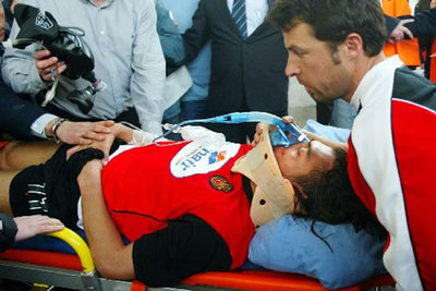 Los servicios médicos sacan a Arango, en camilla y con oxígeno, del terreno de juego.