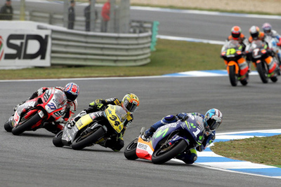 Pedrosa, seguido por Dovizioso y Stoner, en un momento de la carrera.