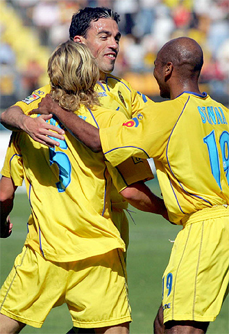Javi Venta, Sena y Forlan celebran el segundo de los cuatro goles marcados por el Villareal al Getafe en El Madrigal.