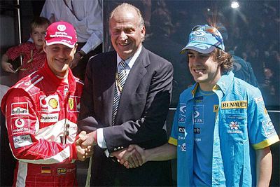 El rey Juan Carlos I estrecha la mano al alemán Michael Schumacher (izq.) y a Alonso.