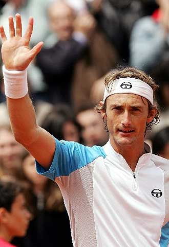 Ferrero saluda tras ganar en su estreno en París.