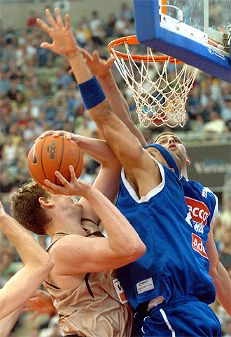 El pívot del Barça Marc Gasol salta para encestar frente al intento de bloqueo de Garcés y  Pancho Jasen .