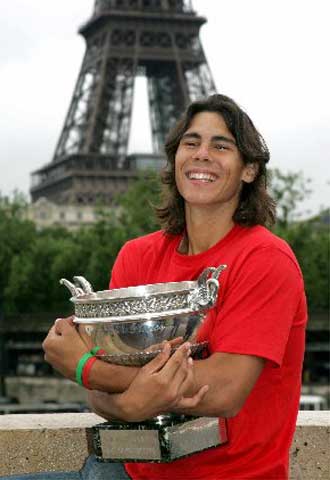 Nadal posa con el trofeo delante de la Torre Eiffel.