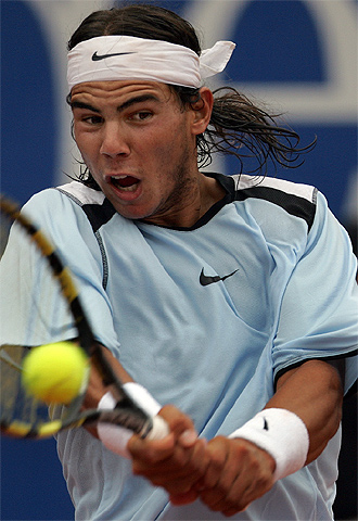El tenista mallorquín devuelve una pelota de revés al argentino Gaudio en la final del torneo de Stuttgart.