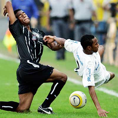 Entre los puntos del fichaje, el Real Madrid acuerda con el Santos que Robinho se incorporé al club de Madrid el 25 de agosto, tres días antes de que comience la liga española. Su valedor, Pelé, se alegra de la decisión y recuerda: 