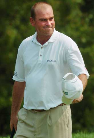 El golfista danés Thomas Bjorn sonríe durante la tercera jornada del campeonato.