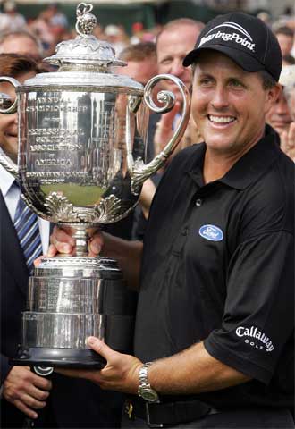 Phil Mickelson recibe el trofeo de campeón de la PGA.