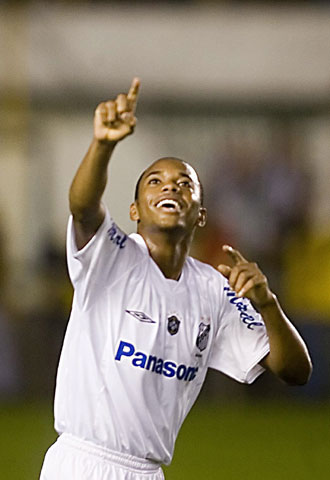 Robinho saluda a los aficionados durante la celebración de uno de sus dos goles.