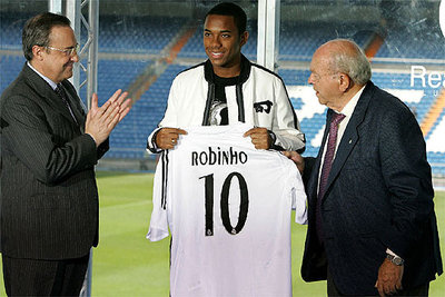 'Robinho', con la camiseta del Real Madrid, junto a Florentino y Alfredo Di Stéfano en su presentación en el palco del Santiago Bernabeu.