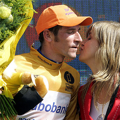 El corredor ruso del Rabobank, Denis Menchov, en el podio con el maillot amarillo en su quinto día de líder.