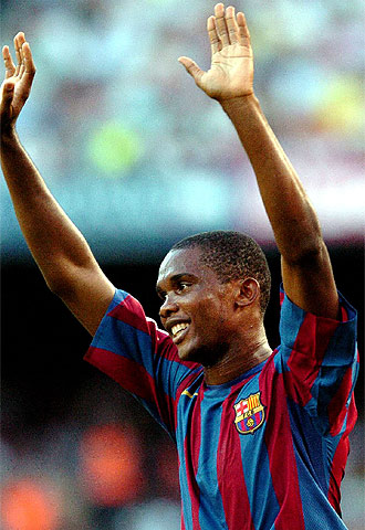 El internacional camerunés del Barcelona Samuel Eto'o festeja su segundo gol en el Camp Nou.