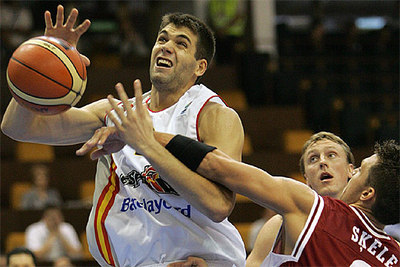 Felipe Reyes y Armands Skele, durante el partido disputado entre España y Letonia en la ciudad serbia de Novi Sad.
