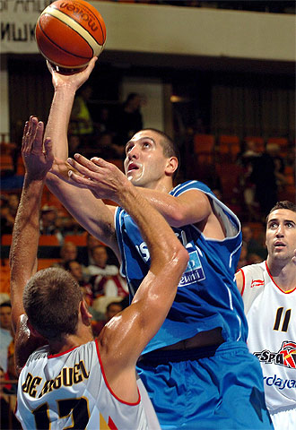 El israelí Tal Burstein y el español Ignacio de Miguel, en acción durante el partido disputado esta tarde en Novi Sad.