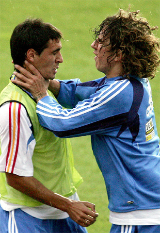 Puyol agarra del cuello a Vicente, tras el encontronazo.