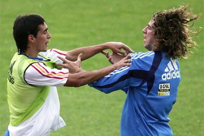 Vicente agarra a Puyol, después de que el barcelonista le diera un codazo en una jugada mientras entrenaban.