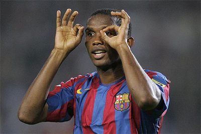 Samuel Eto'o hace un gesto al árbitro durante el partido ante la Real Sociedad, esta noche en el Camp Nou.