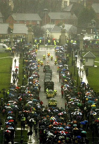 El cortejo fúnebre de George Best sale del castillo de Stormont con destino al cementerio de Roselawn.